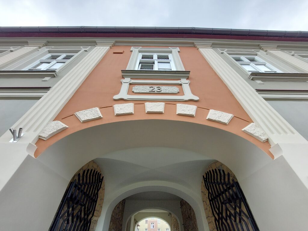 JLA KOLORYSTYKA ZABYTKOWEJ KAMIENICY CZĘSTOCHOWA